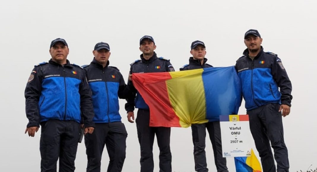 drapelul României jandarmi Vârful Omu