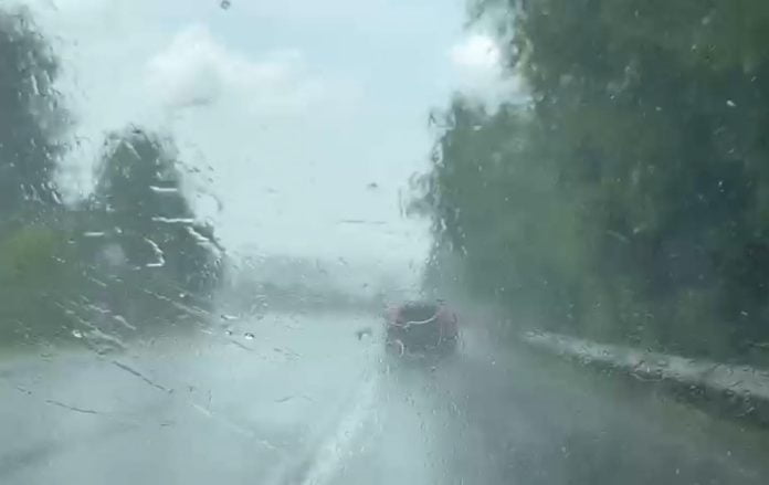 Cum se conduce preventiv pe carosabil umed