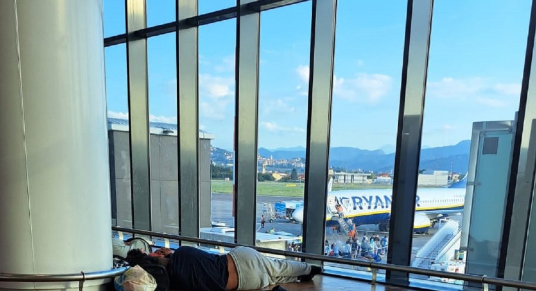 oameni dormind aeroport bergamo