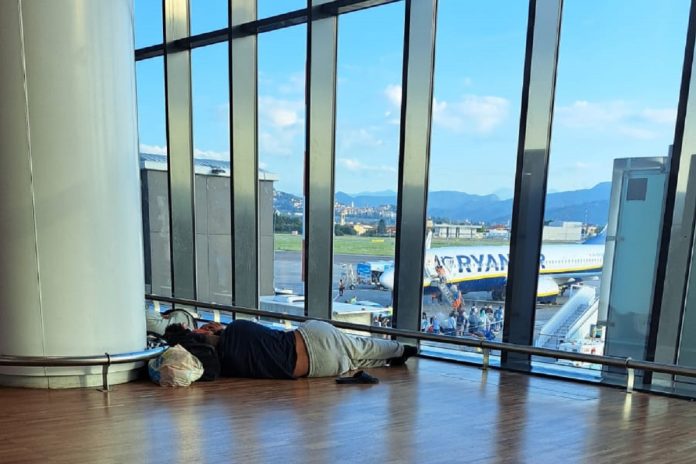 oameni dormind aeroport bergamo