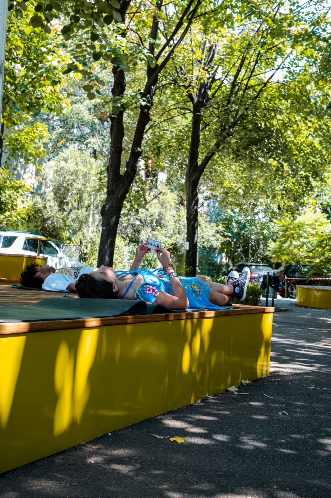 Tineri ploieșteni relaxându-se la ședința foto a Primăriei
