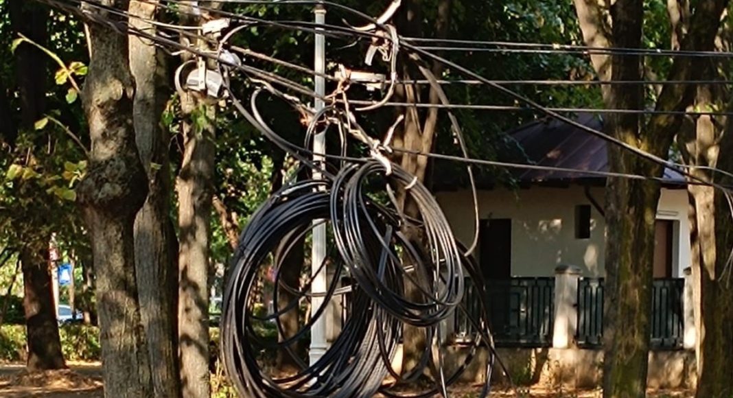 cabluri atarnate