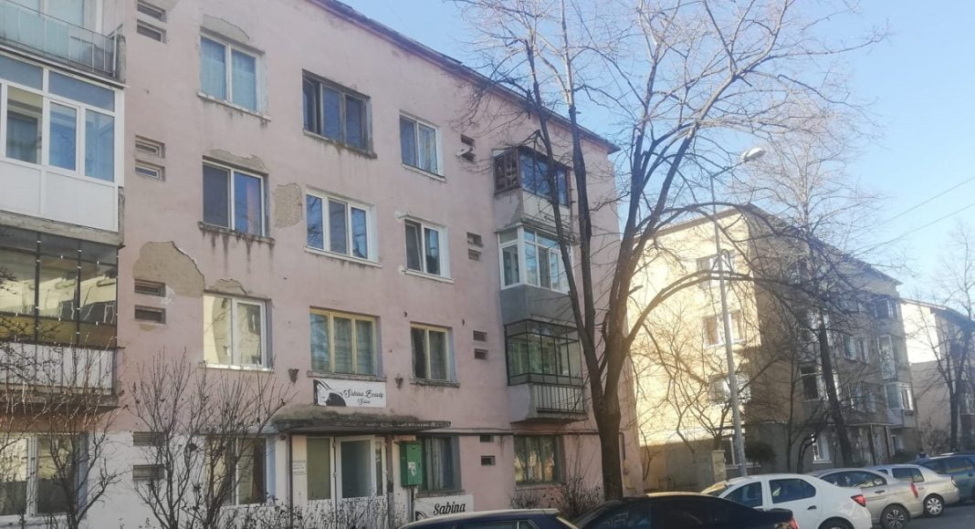 Blocuri cu bulina, strada Mihai Eminescu Câmpina