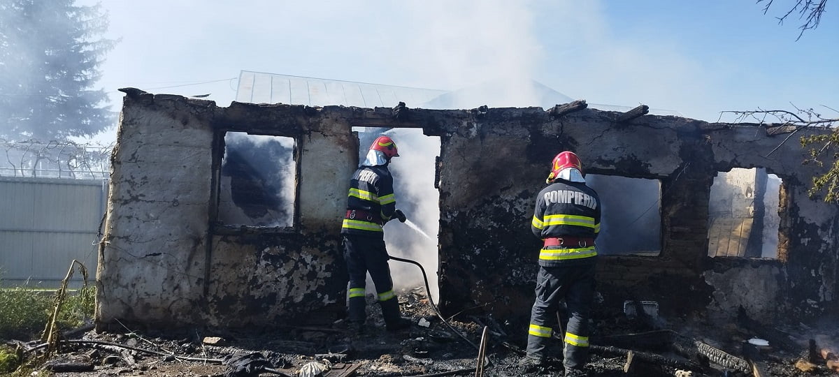 incendiu casa manesti