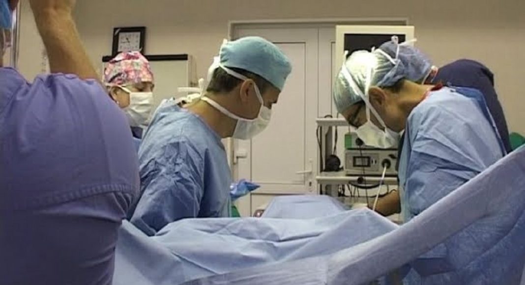 medici in operatie