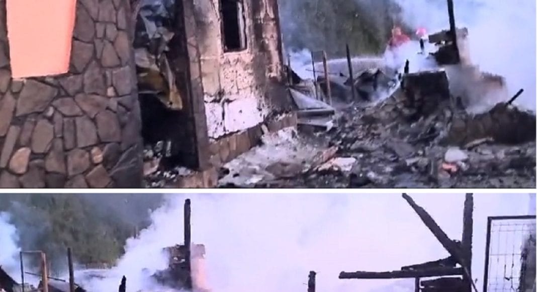 casa distrusa incendiu