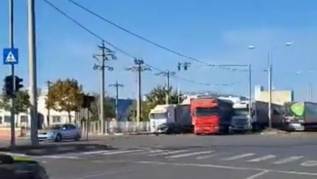 TIRuri parcate neregulamentar în Ploiești, Podul Înalt