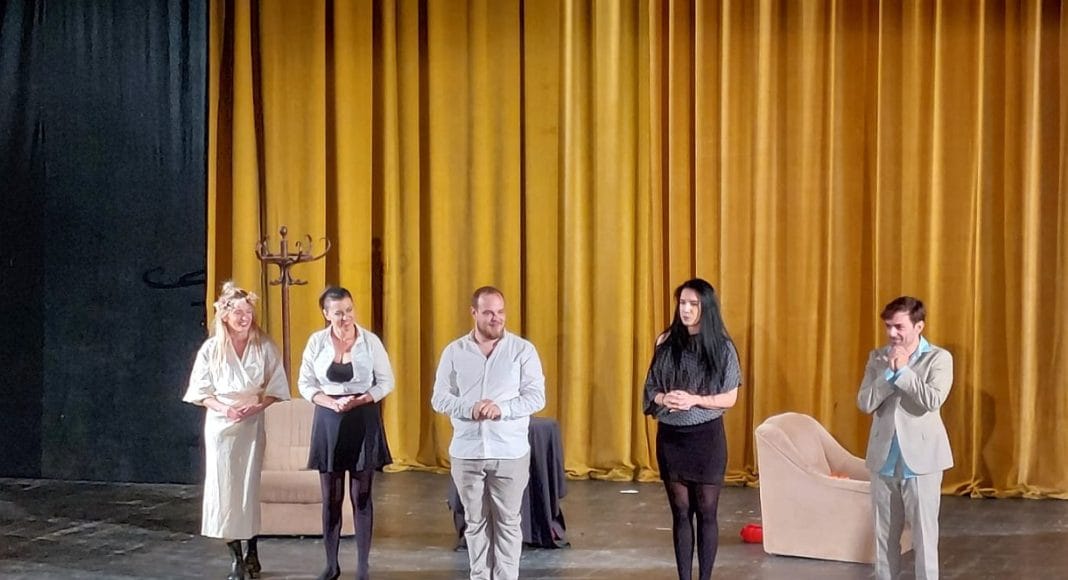 actori teatrul rosu