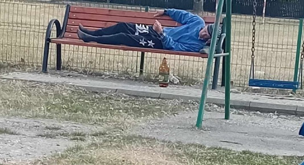 barbat pe banca