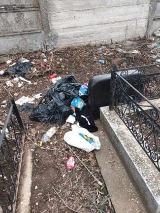 mizerie cimitir Bolovani