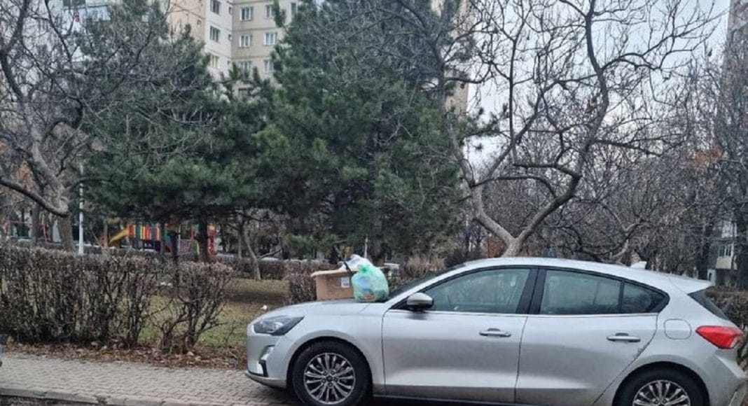 masina parcata trotuar gunoi masina