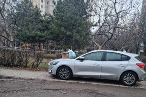 masina parcata trotuar gunoi masina