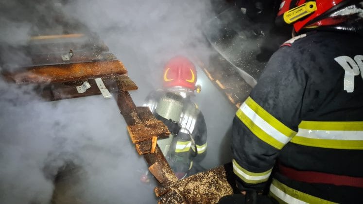 incendiu casa noaptea