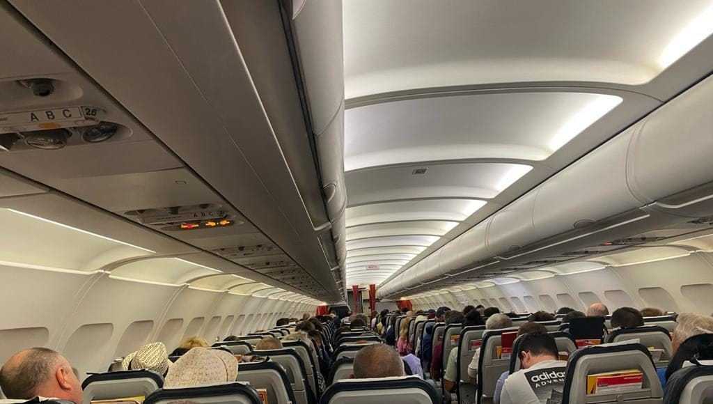 pasageri interior avion