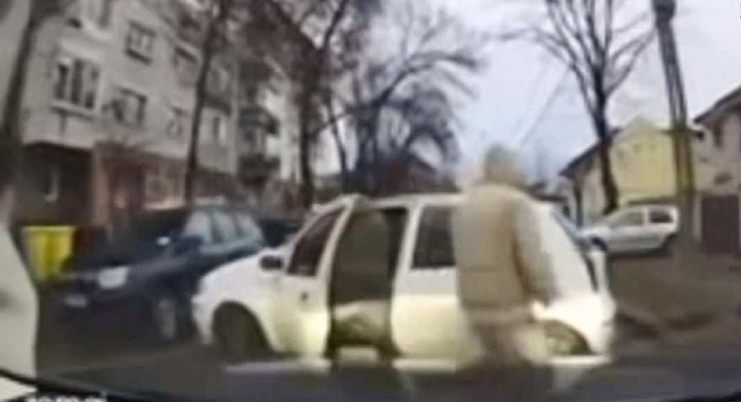 Accident cu mașina școlii de șoferi - foto captură video