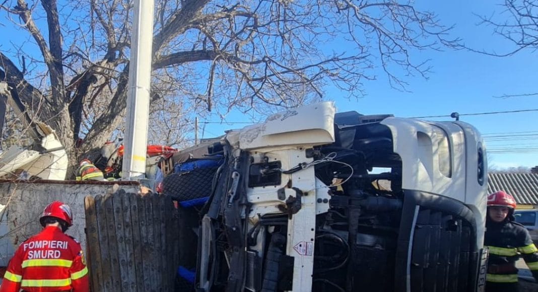 accident Dâmbovița TIR rasturnat