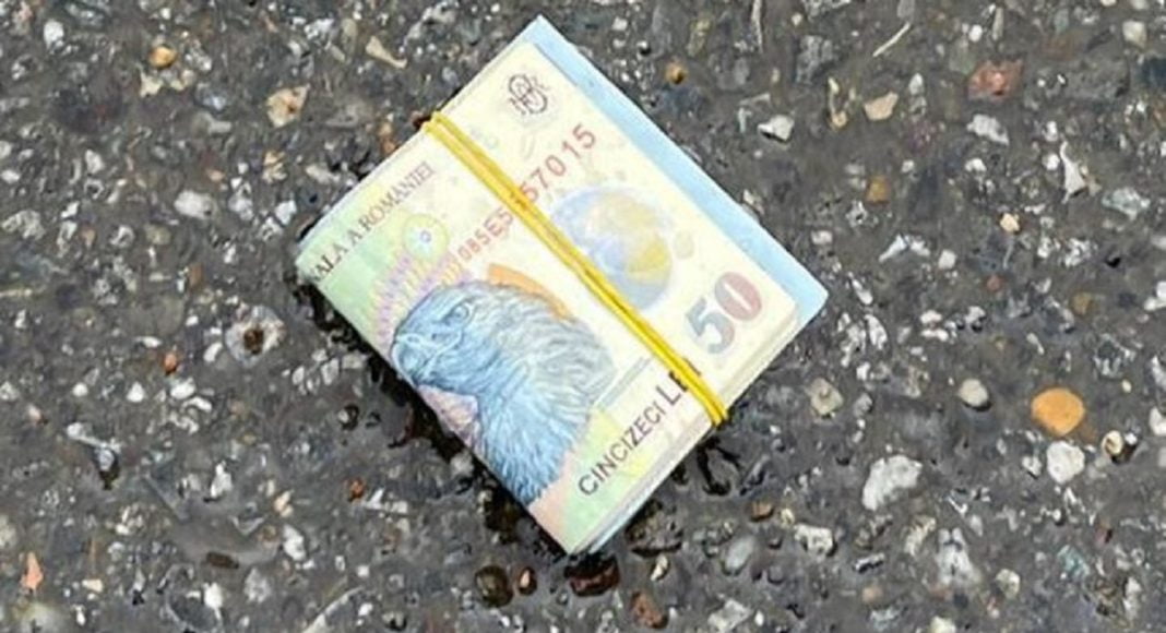 bani gasiti pe strada
