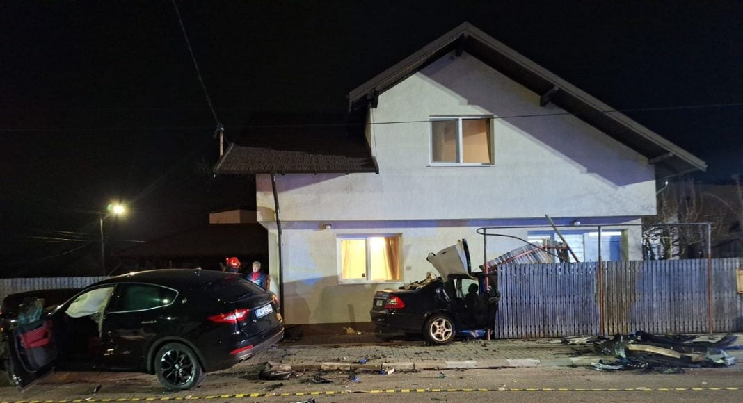 accident baicoi masina in casa