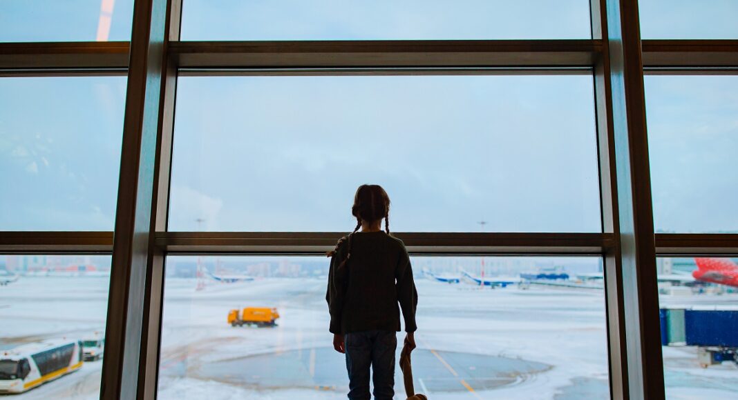 copil in aeroport