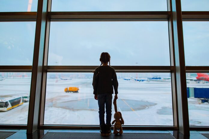 copil in aeroport