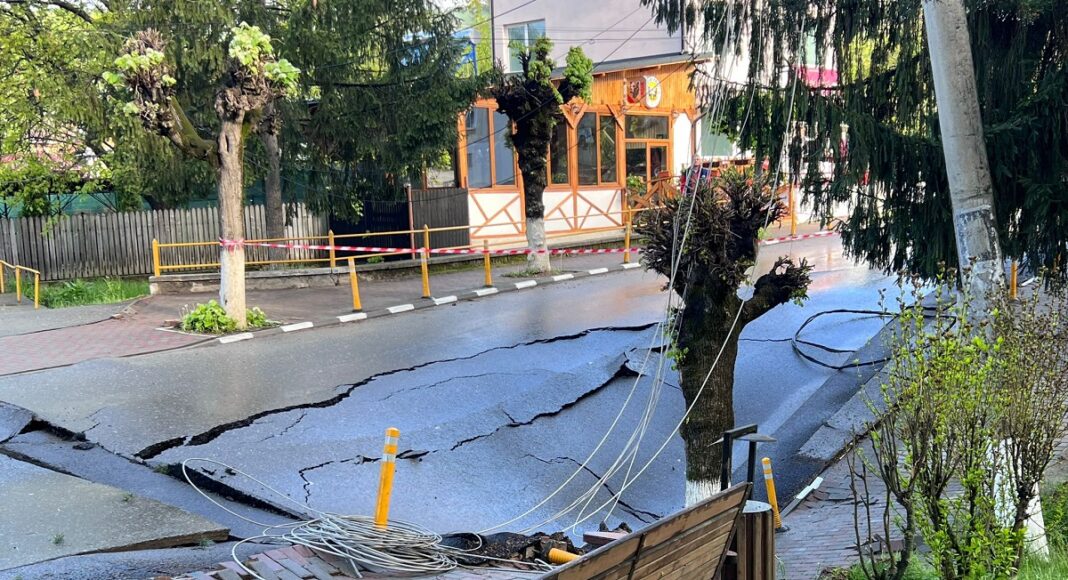 Surpare în Slănic Prahova - craterul are 2 m adâncime