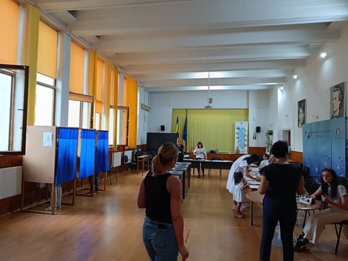 Secție votare Ploiești - prezența la urne