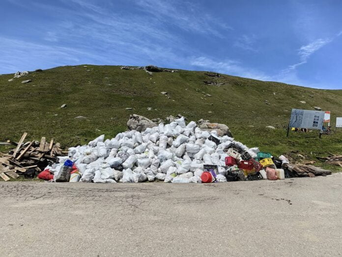 imagini gunoaie bucegi