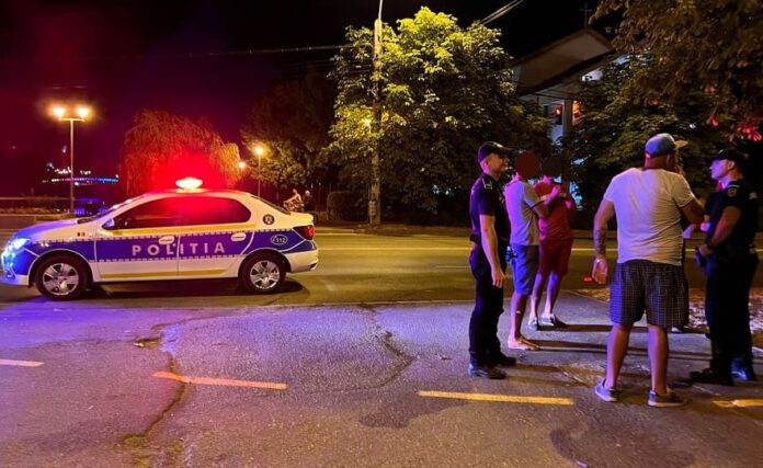 masina politie noaptea interventie bataie ilustratie