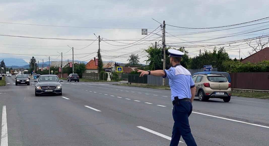 politist trage de pe dreapta o masina