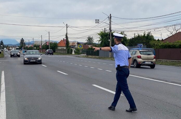 politist trage de pe dreapta o masina