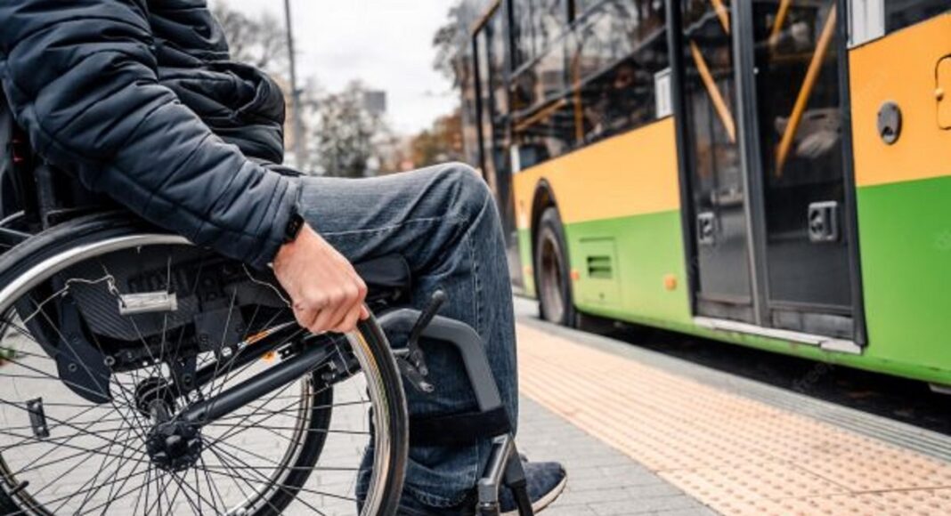 persoana dizabilitati autobuz