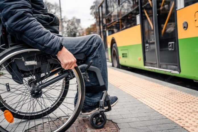 persoana dizabilitati autobuz