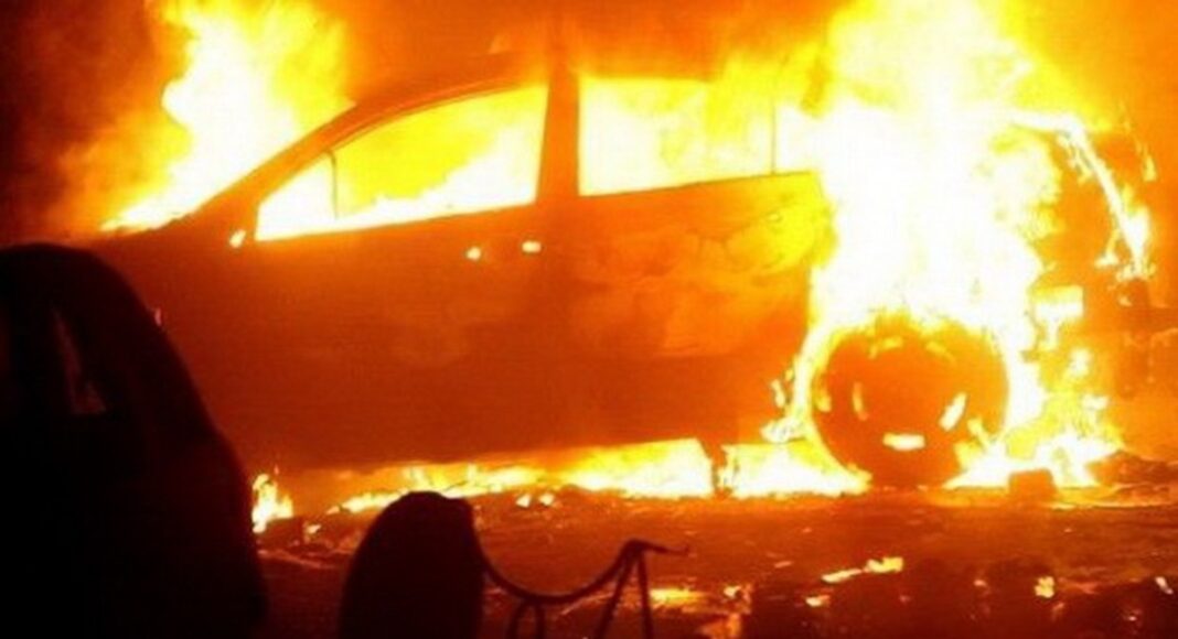 incendiu masina noaptea