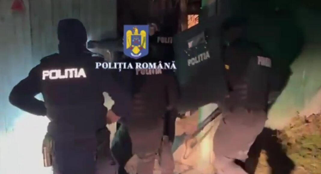 perchezitii mascati scut poarta