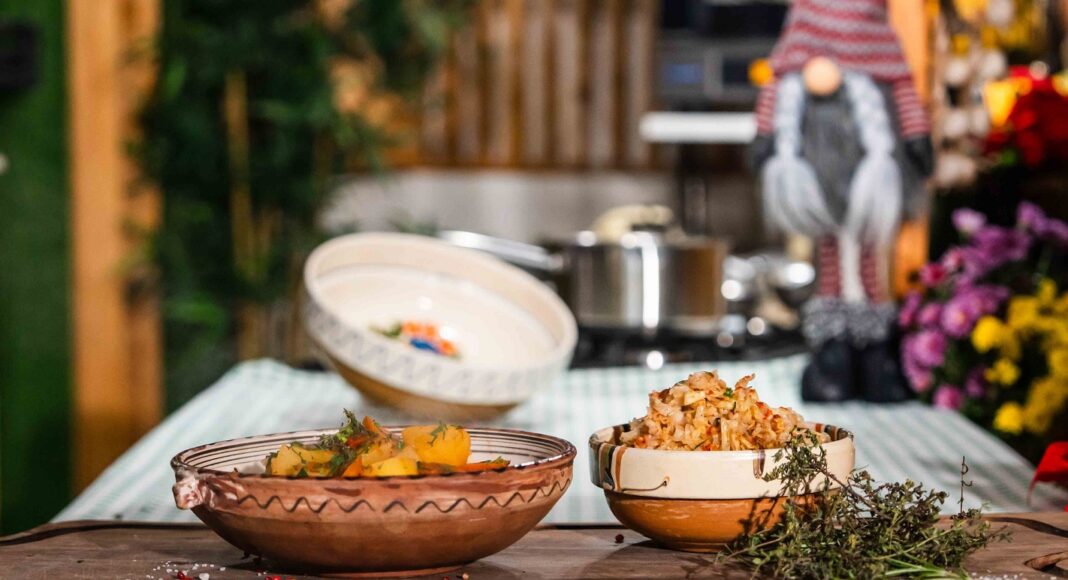 tocana-de-cartofi-si-salata-de-varza-murata