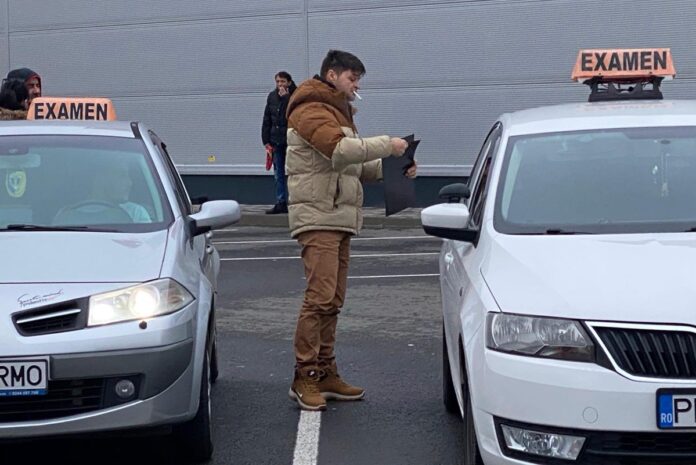 masini scoala de soferi elev examen