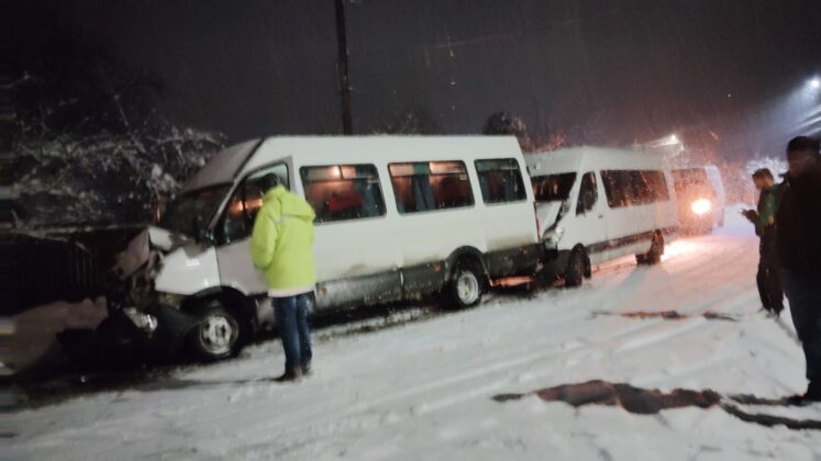 accident microbuz aricesti