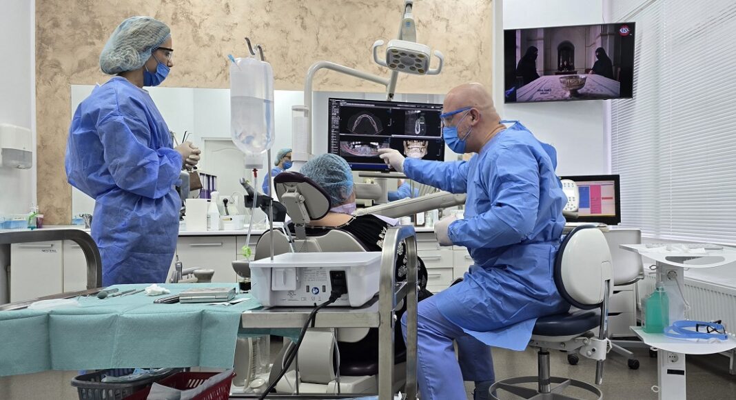medic stomatolog claudiu petriu