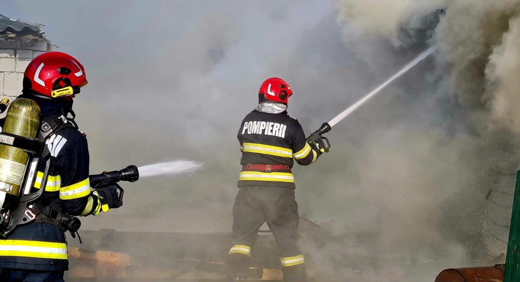 pompieri stingere incendiu