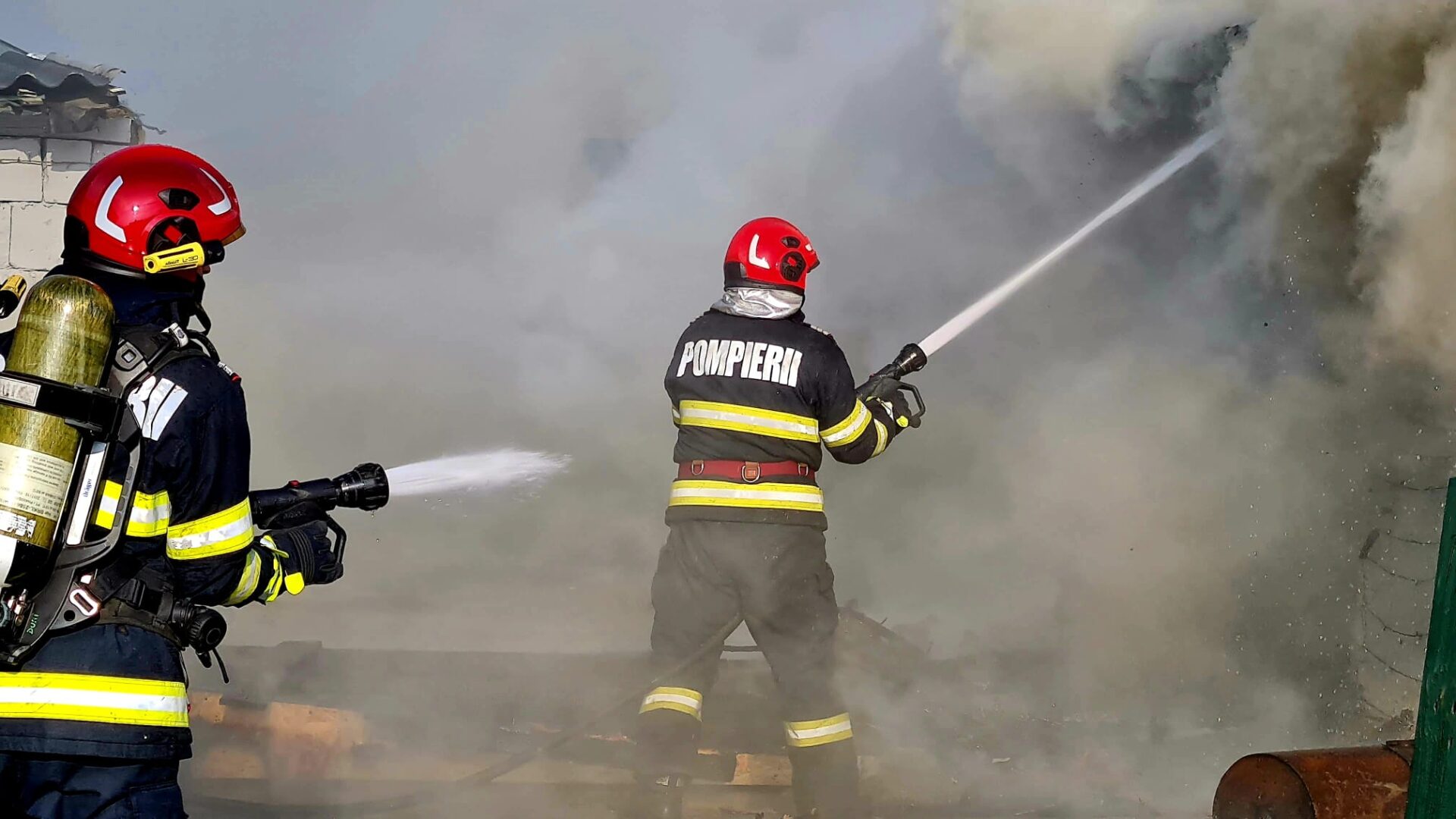 pompieri stingere incendiu