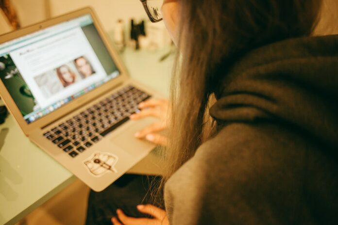 femeie laptop