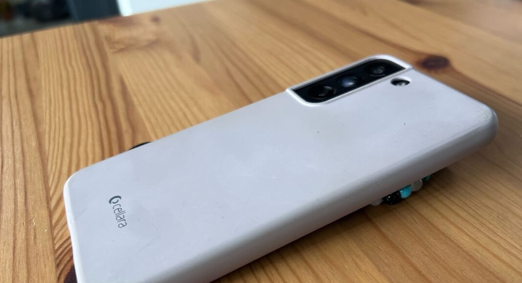 telefon pe masa