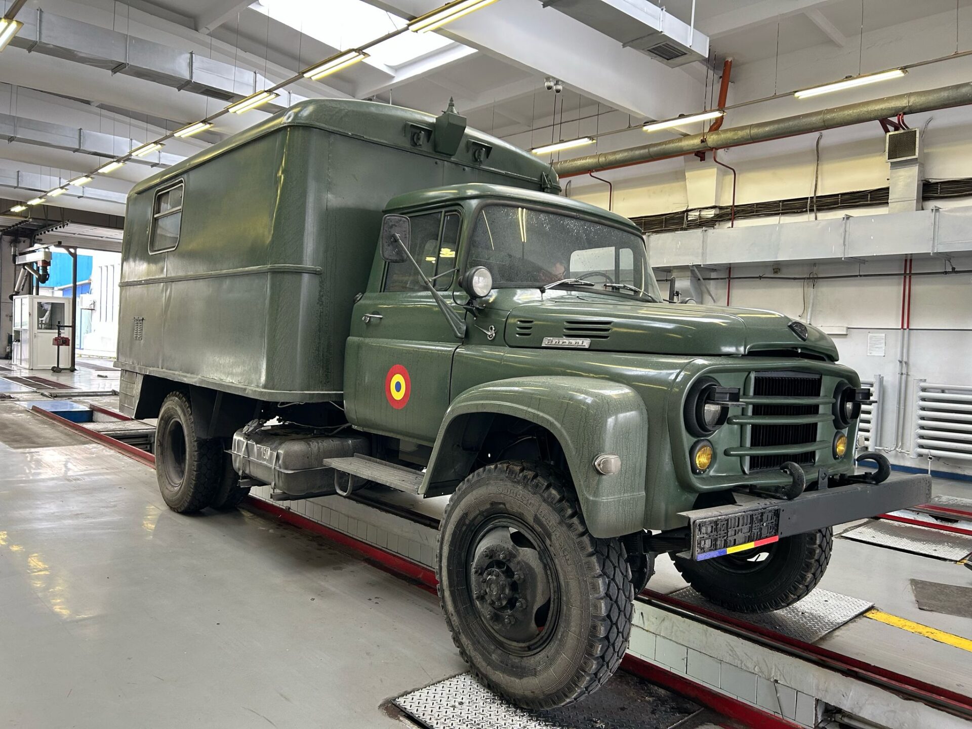 camion militar sr steagul rosu