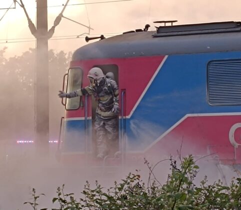 locomotiva tren flacari