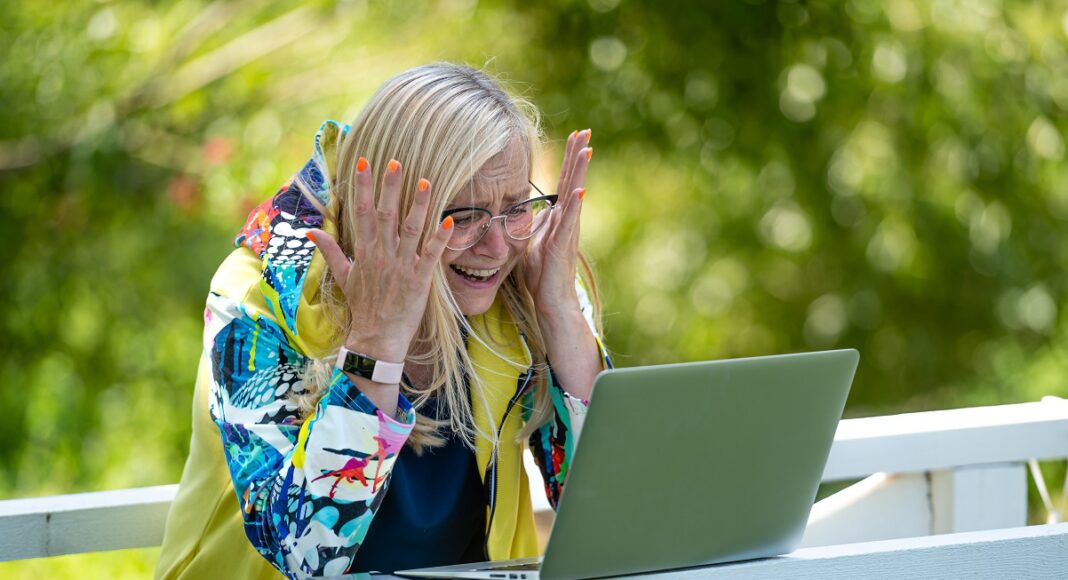 femeie laptop