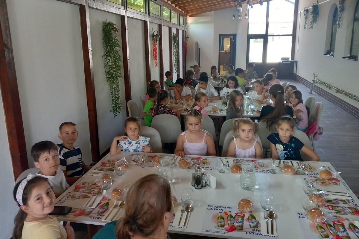 Copiii beneficiază și de o masă caldă