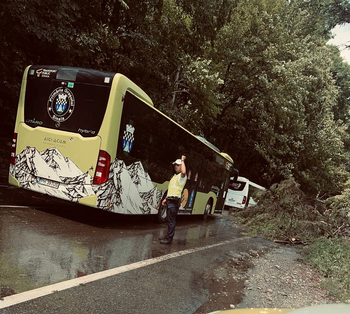 Trafic blocat la Sinaia din cauza furtunii