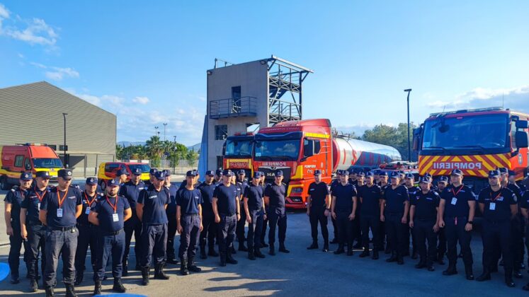Pompierii participă la acțiuni de stingere a incendiilor