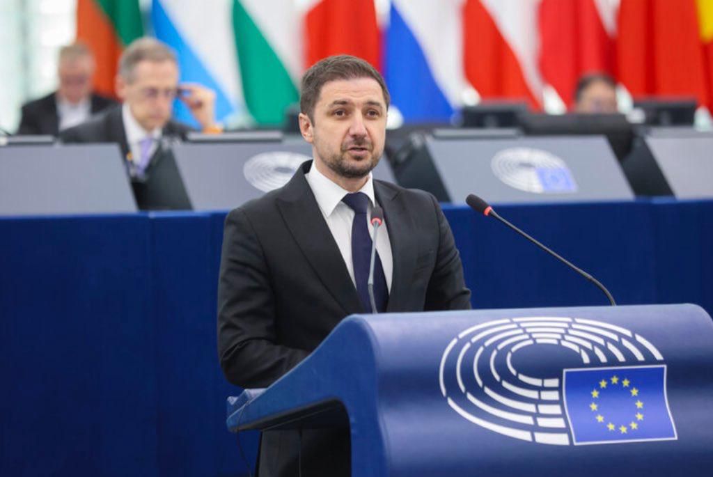 Eurodeputatul Adrian Axinia (ECR) susține diversificarea achizițiilor de tir-uri în Prahova, nu doar a celor electrice.