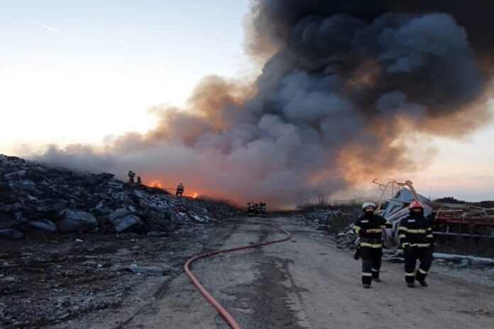 incendiu-deseuri-aricesti incendiu aricesti